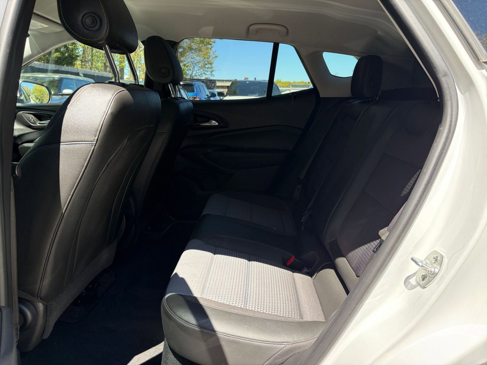 Used 2025 Chevrolet Trax LT FWD image 24