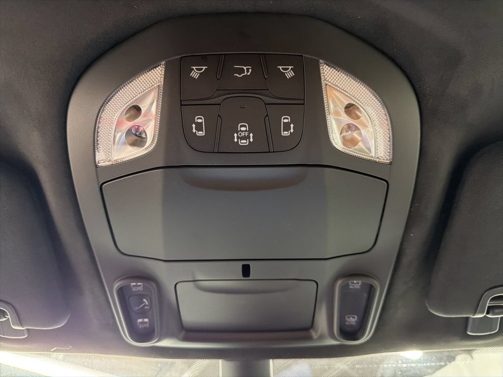 New 2026 Chrysler Pacifica Pinnacle w/ Trailer Tow Group FWD image 30