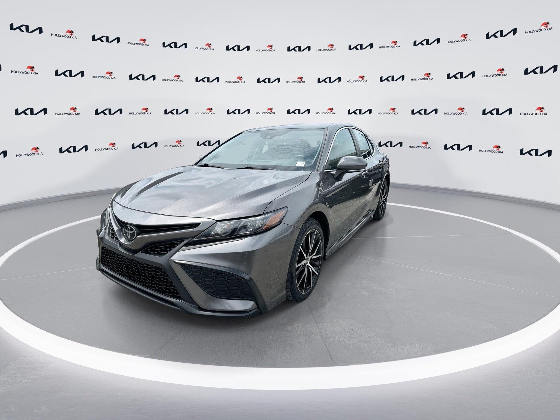 Used 2022 Toyota Camry SE FWD image 4
