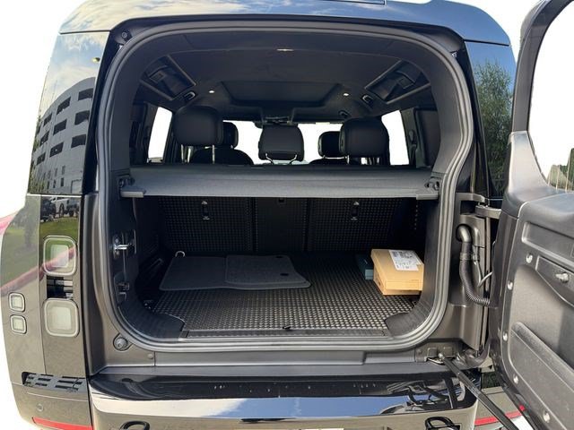 New 2026 Land Rover Defender 110 V8 AWD/4WD image 18
