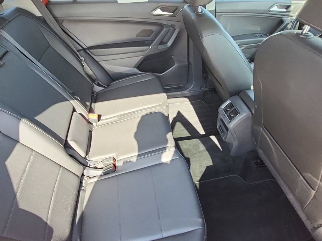 Used 2018 Volkswagen Tiguan SEL AWD/4WD image 34