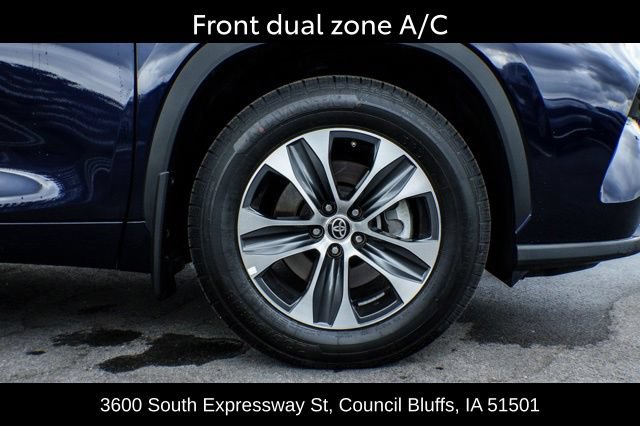 Used 2021 Toyota Highlander XLE AWD/4WD image 12