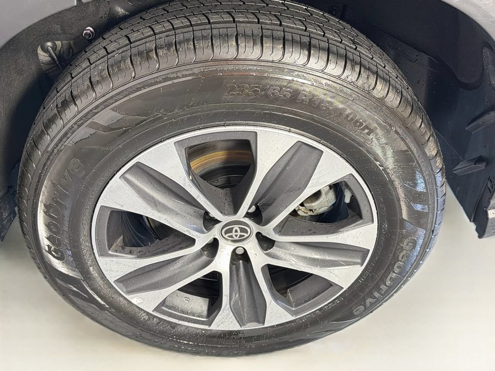 Used 2023 Toyota Highlander XLE FWD image 32