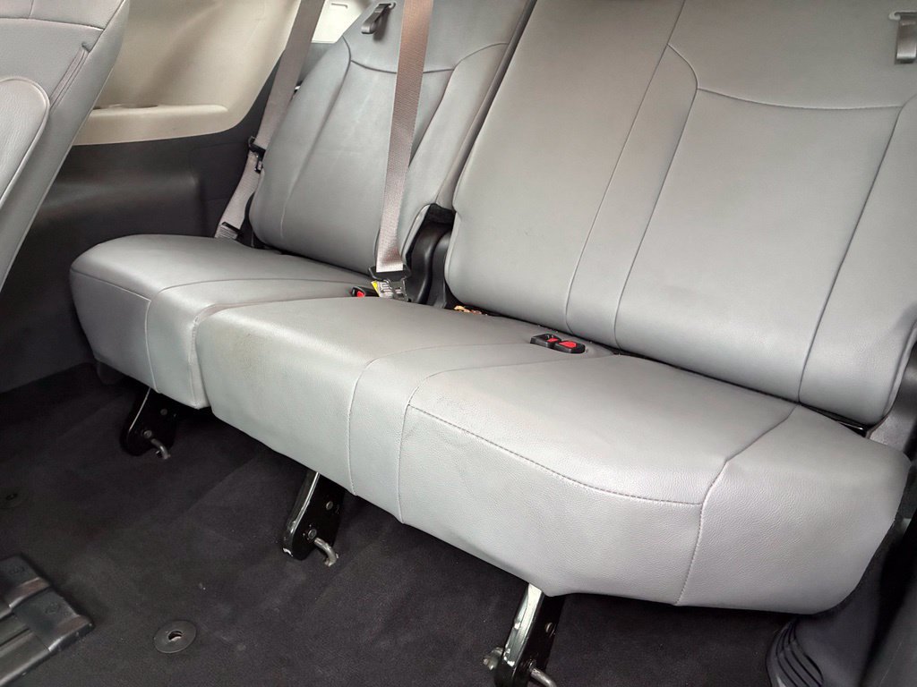 Used 2023 Toyota Sienna XLE FWD image 28