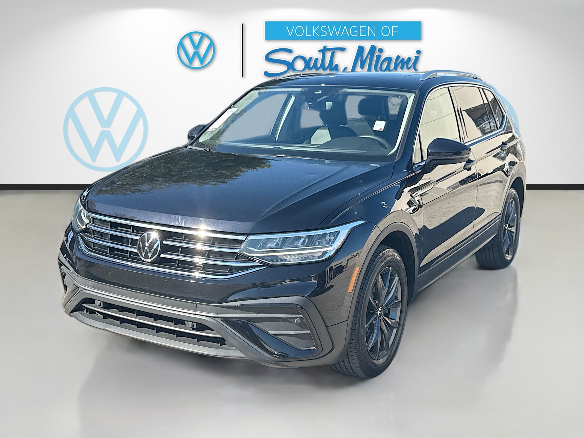 Used 2023 Volkswagen Tiguan SE w/ Panoramic Sunroof Package FWD image 3