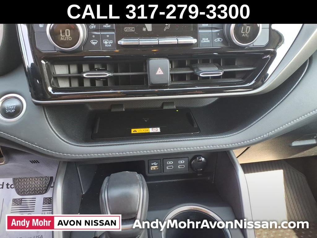 Used 2024 Toyota Highlander XLE AWD/4WD image 32