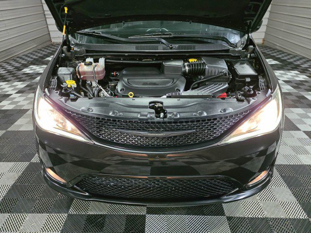 Used 2020 Chrysler Pacifica Touring w/ S Appearance Package image 37