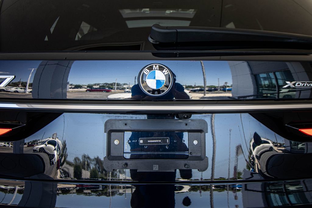 Used 2025 BMW X7 xDrive40i w/ M Sport Package AWD/4WD image 15