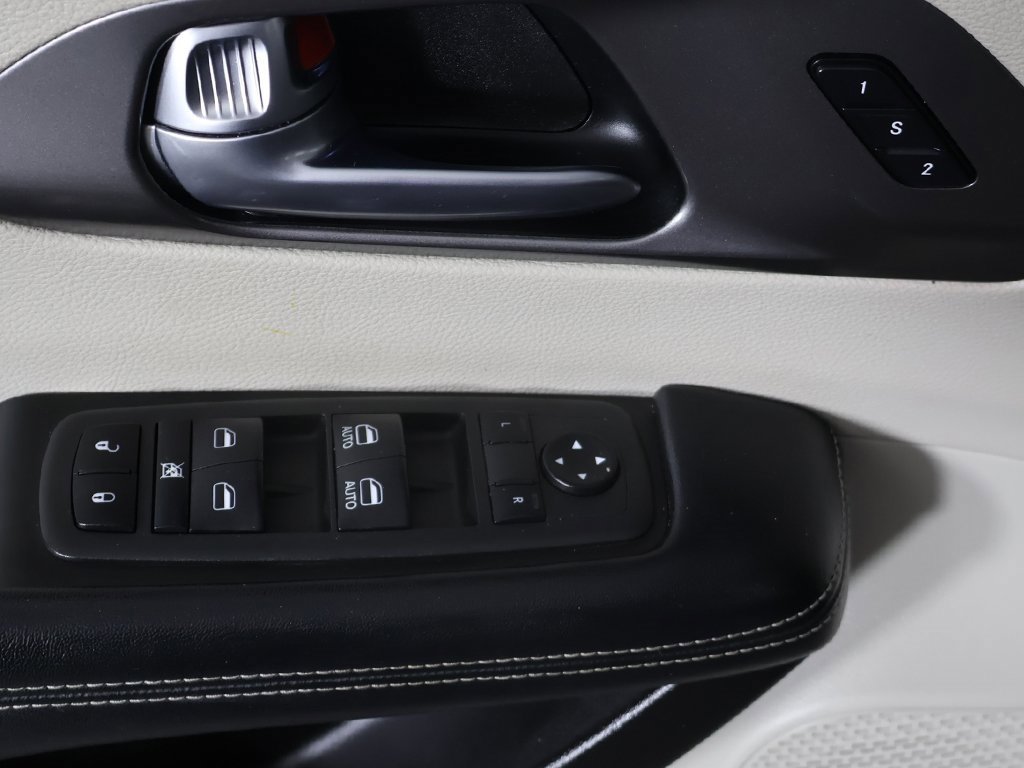 Used 2022 Chrysler Pacifica Touring-L image 33