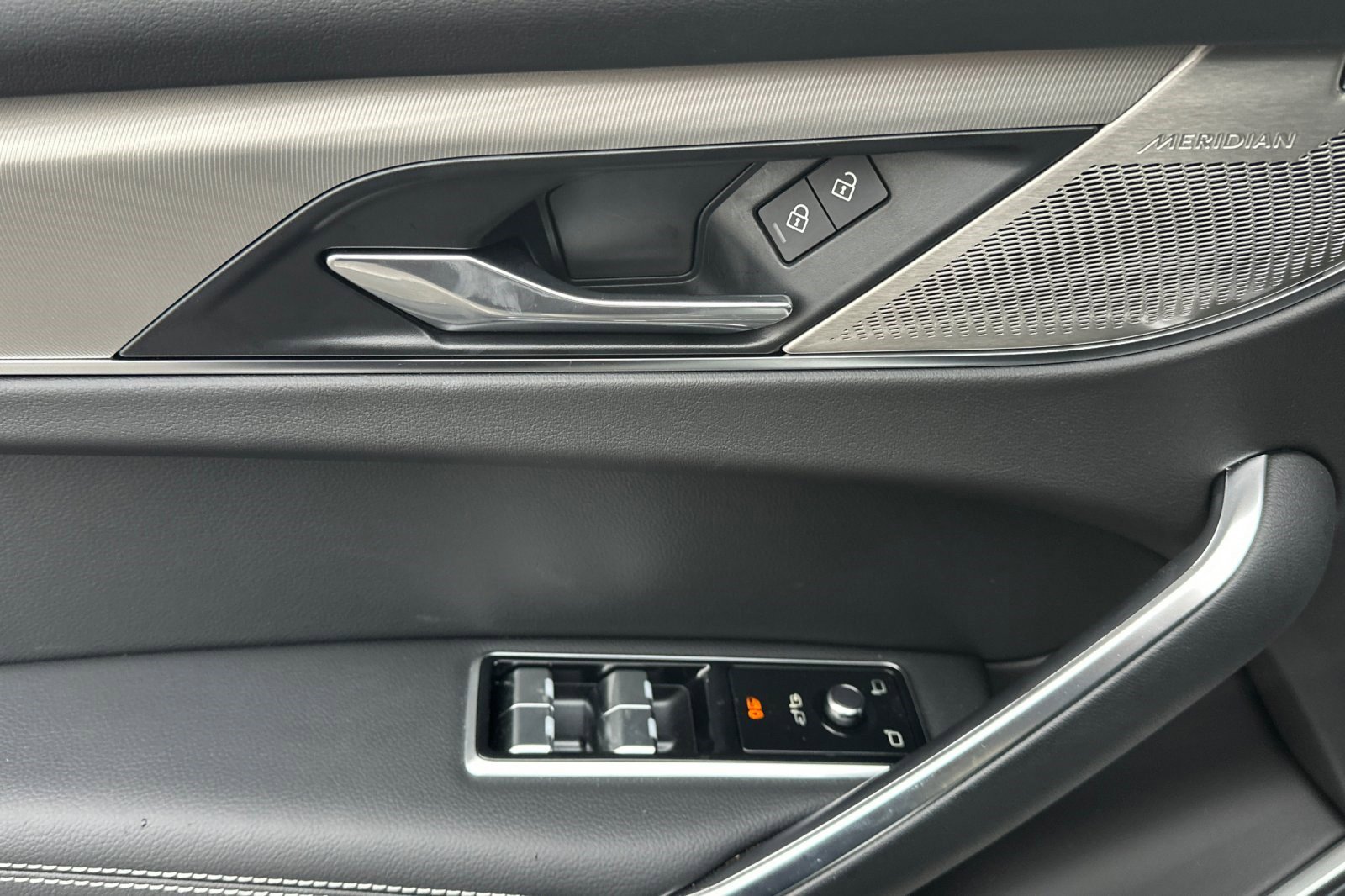 New 2025 Jaguar F-PACE R-Dynamic S image 15