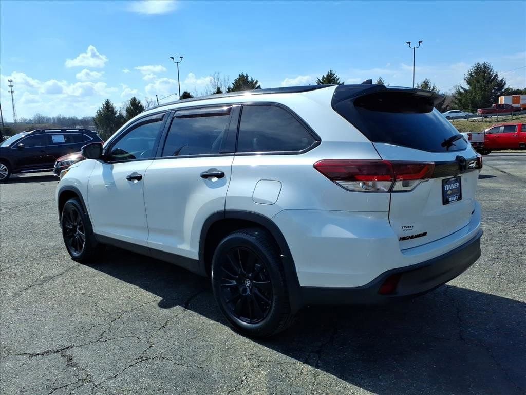 Used 2019 Toyota Highlander SE w/ Nightshade Edition image 5