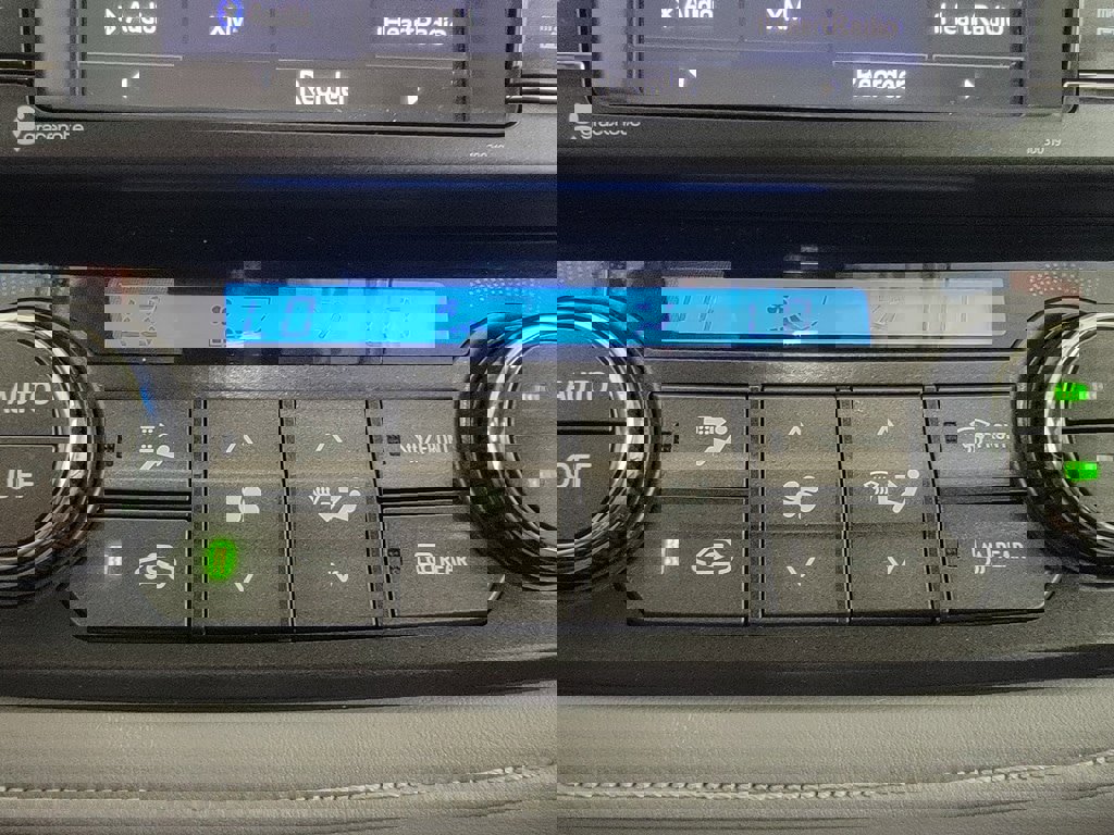 Used 2015 Toyota RAV4 Limited w/ Technology Package image 26