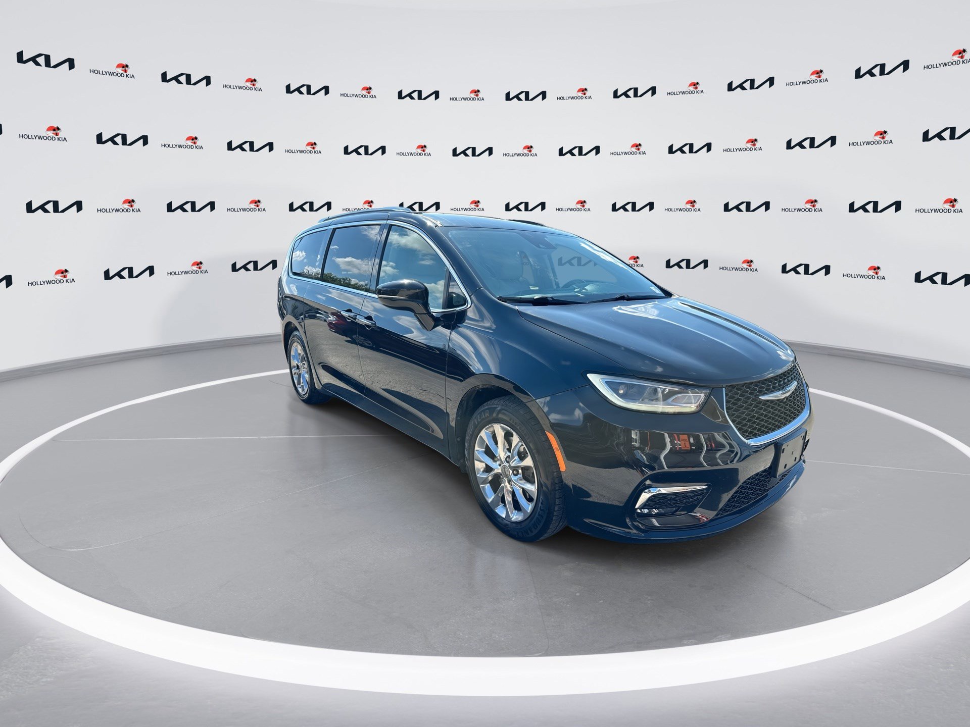 Used 2021 Chrysler Pacifica Touring-L FWD image 2