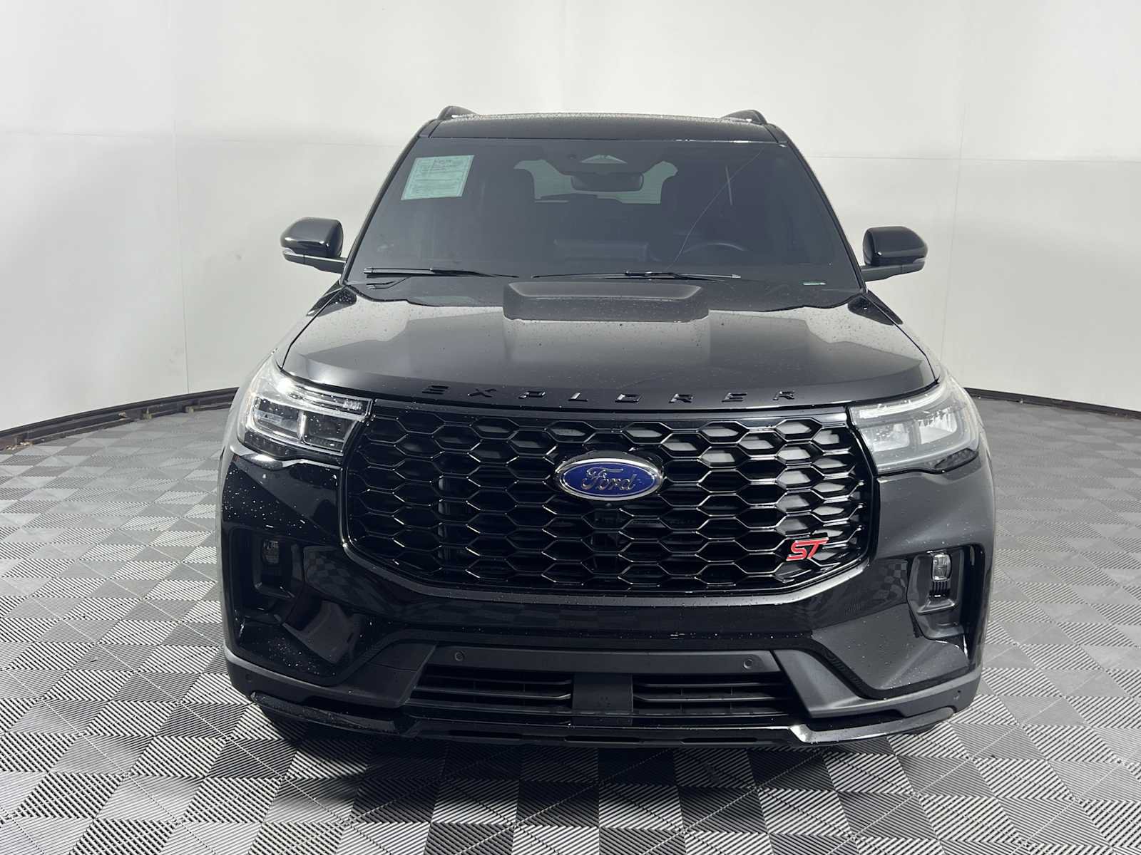 Used 2025 Ford Explorer ST AWD/4WD image 2