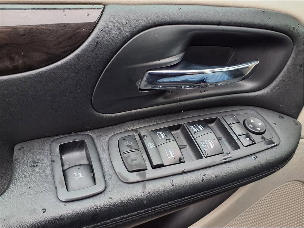 Used 2018 Dodge Grand Caravan SE w/ UConnect Hands-Free Group image 17