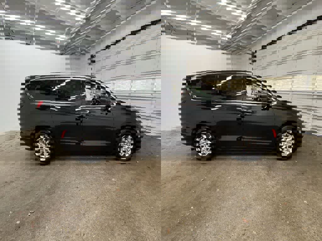 Used 2024 Chrysler Pacifica Touring-L image 7