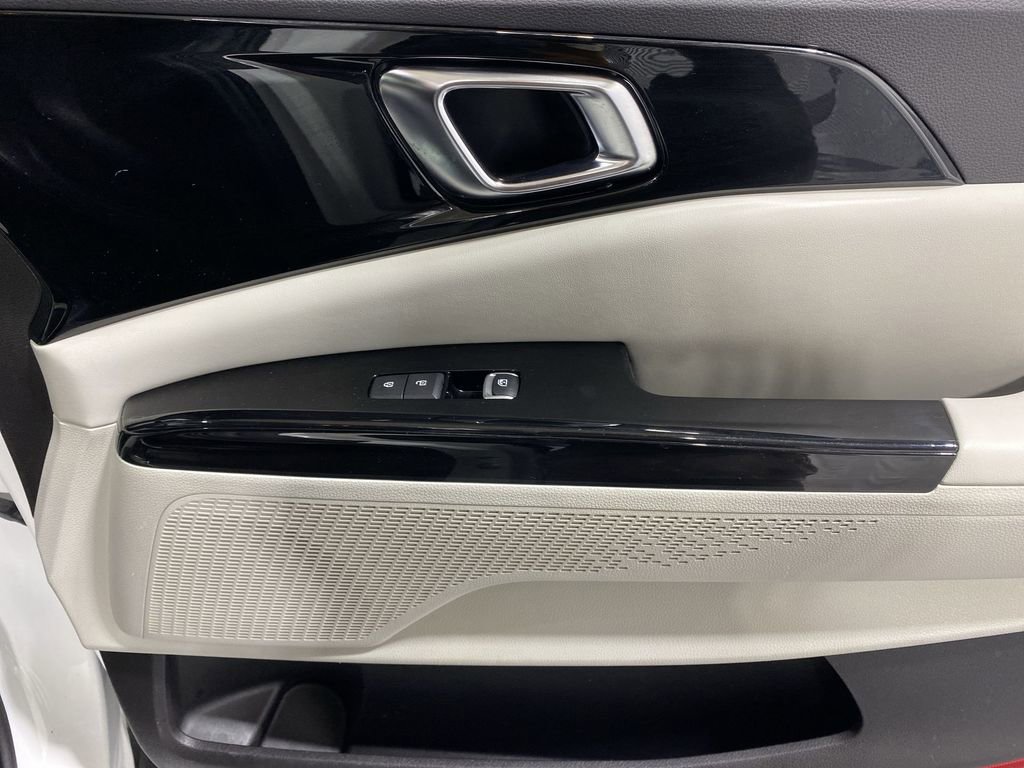 Used 2022 Kia Carnival EX image 18