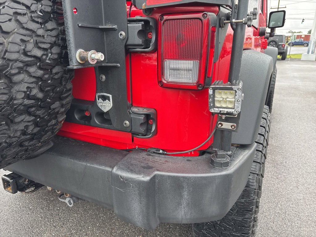 Used 2016 Jeep Wrangler Unlimited Rubicon w/ Connectivity Group image 18