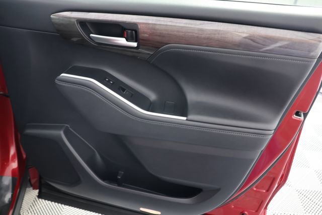 Used 2024 Toyota Highlander Platinum image 30