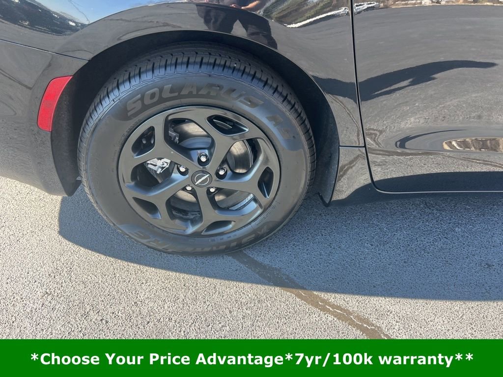 Certified 2022 Chrysler Pacifica Touring-L w/ S Appearance Package image 14