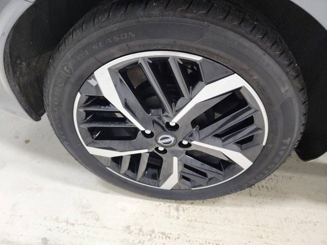 Used 2024 Nissan Versa SR image 13