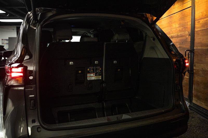 Used 2023 Toyota Sienna XLE image 7