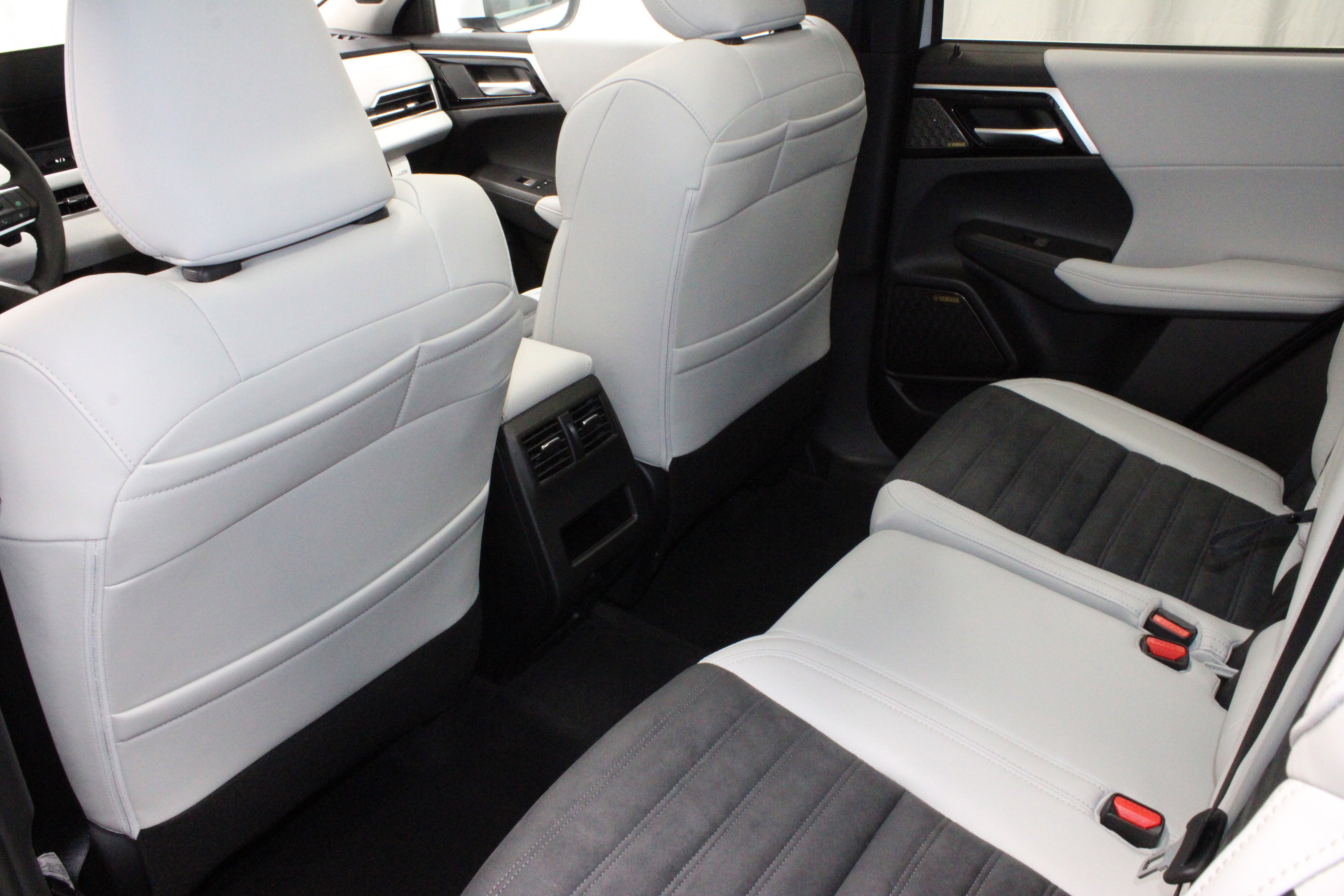 New 2025 Mitsubishi Outlander SE image 13