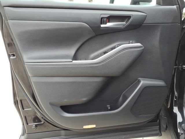 Used 2023 Toyota Highlander XLE FWD image 12