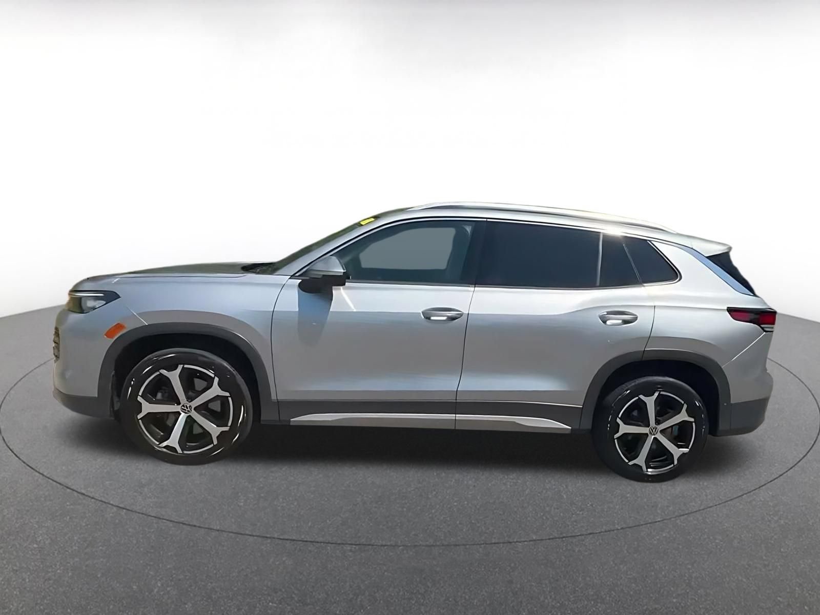 Used 2026 Volkswagen Tiguan SE AWD/4WD image 8