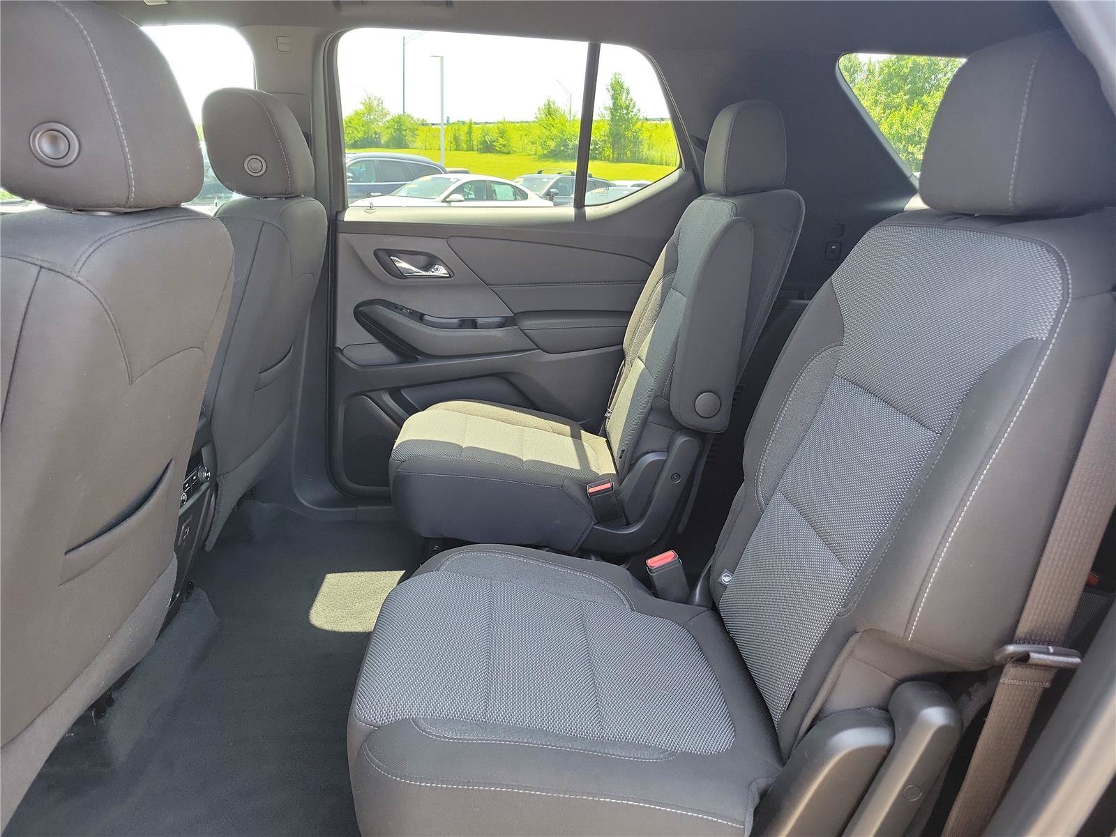 Used 2022 Chevrolet Traverse LT FWD image 15