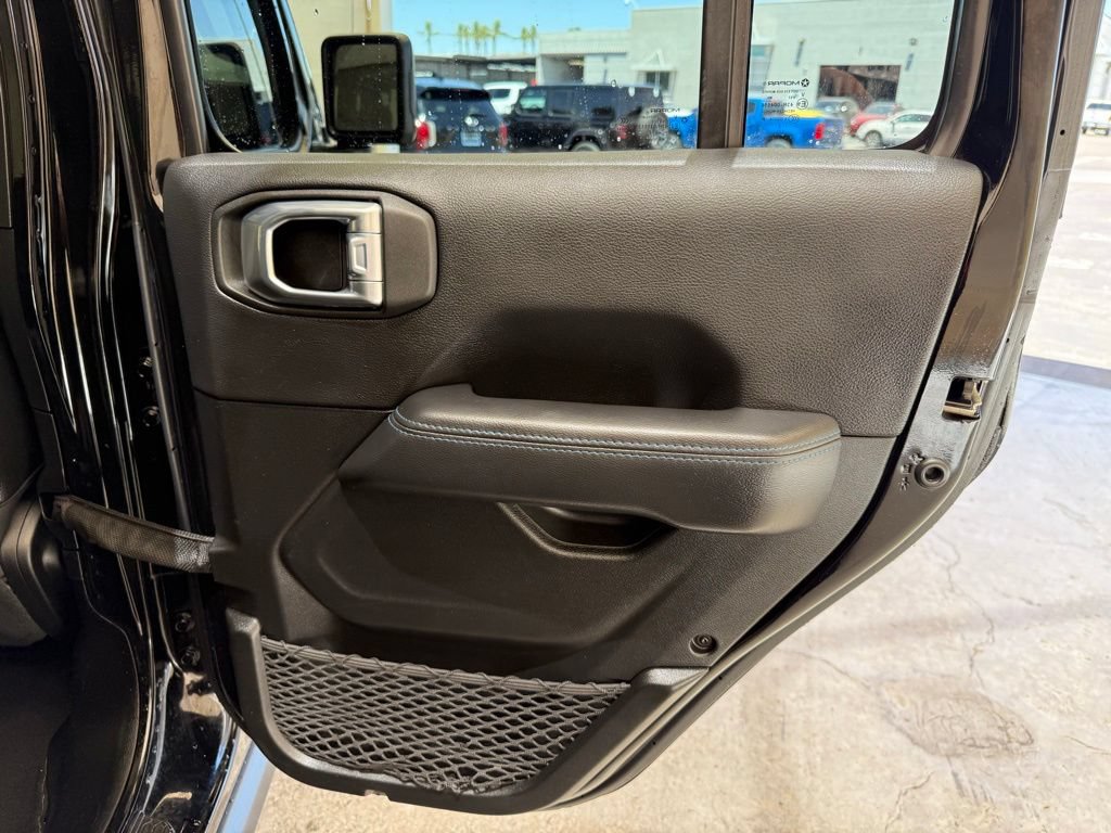 Used 2022 Jeep Wrangler Unlimited Rubicon 4xe w/ Cold Weather Group AWD/4WD image 13