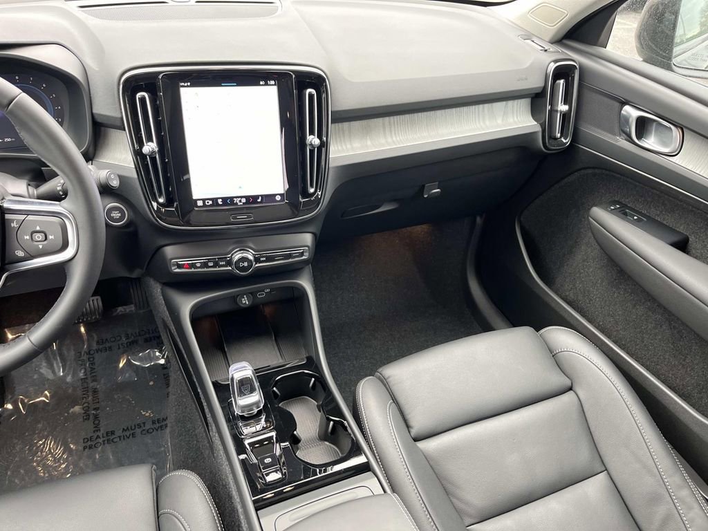 Used 2025 Volvo XC40 B5 Plus w/ Protection Package Premier image 15