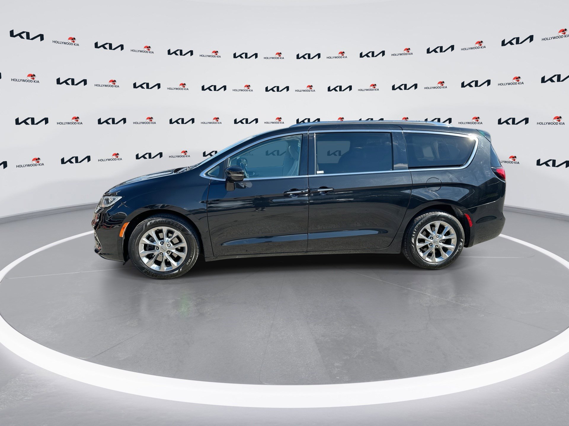 Used 2021 Chrysler Pacifica Touring-L FWD image 5