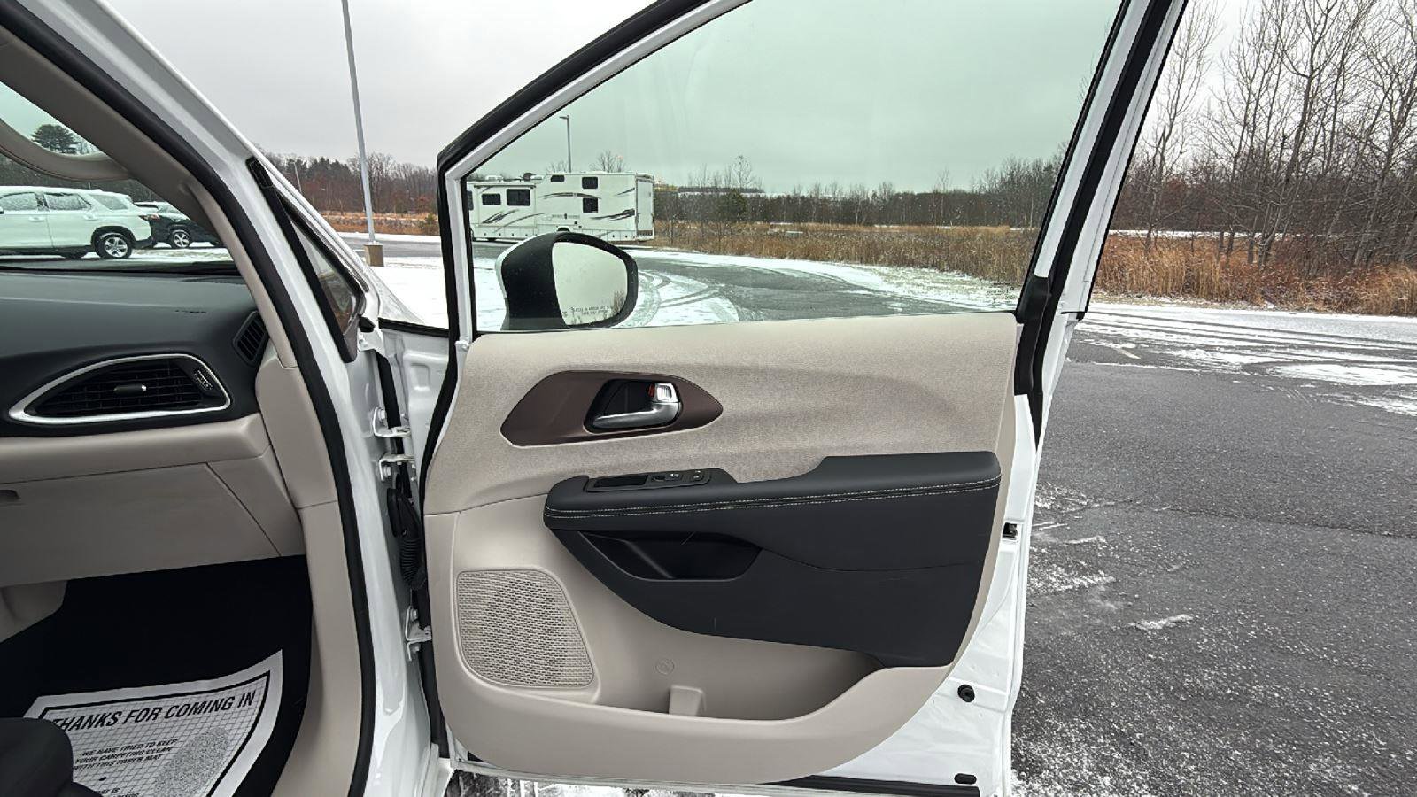 Used 2023 Chrysler Voyager LX image 17