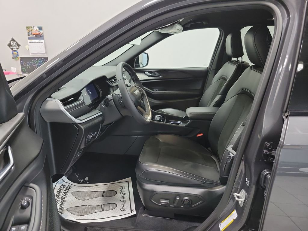 Used 2025 Jeep Grand Cherokee Altitude image 28