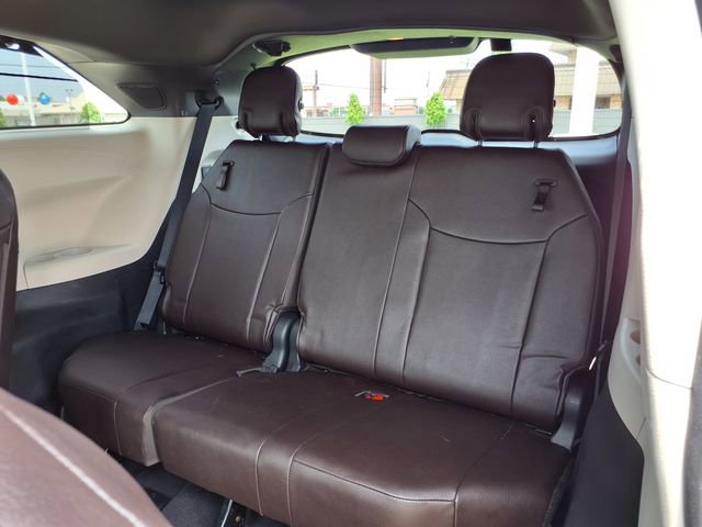 Used 2021 Toyota Sienna Platinum FWD image 23