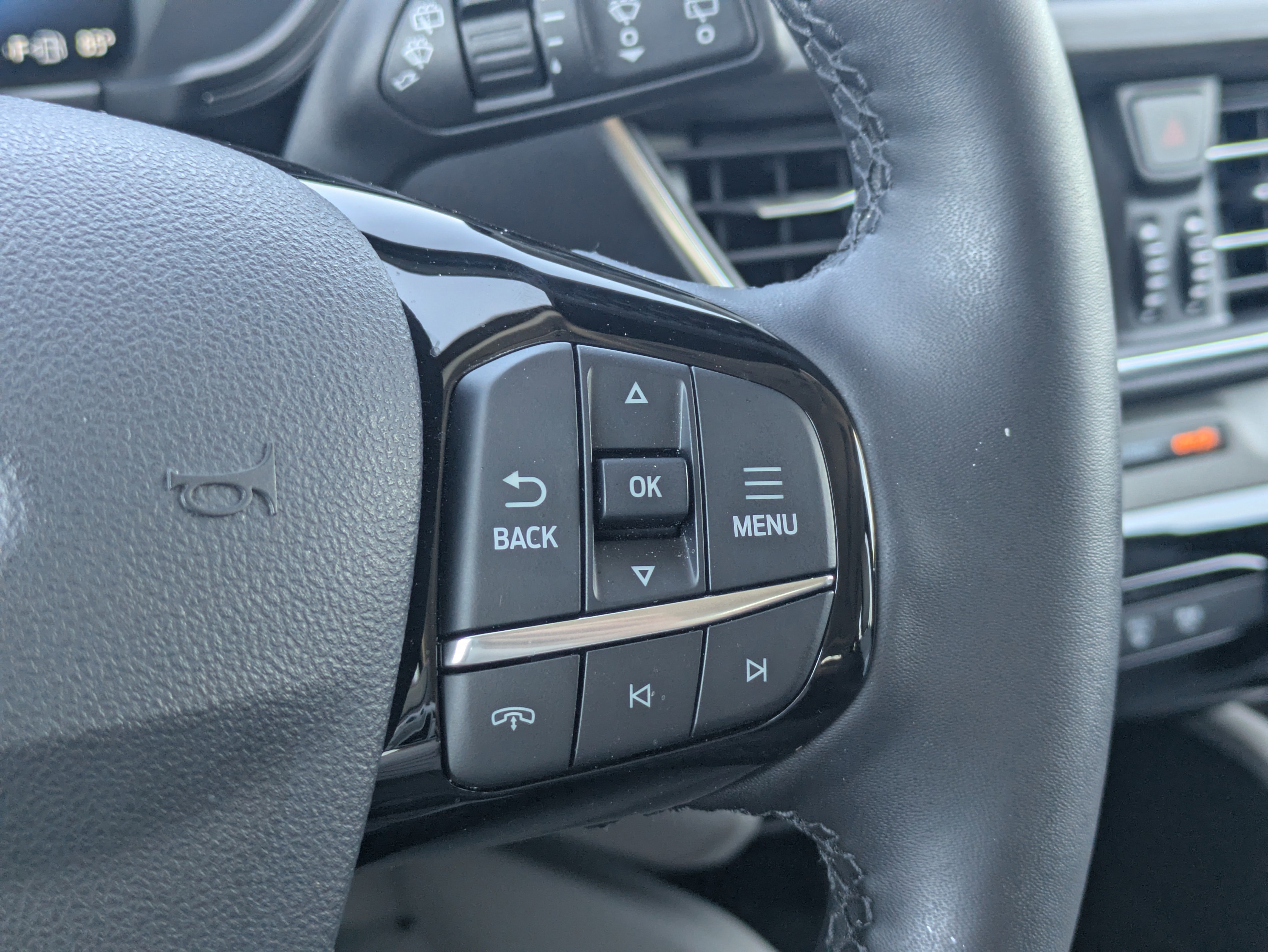 Used 2025 Ford Escape SE w/ PHEV Premium Package image 26