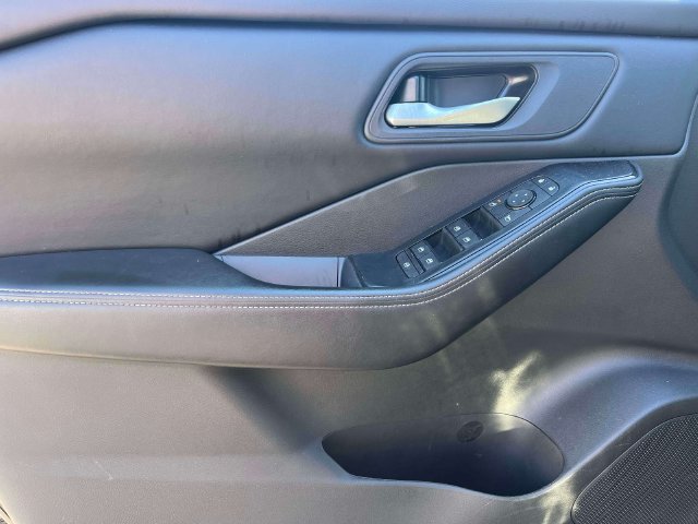Certified 2025 Nissan Rogue SV AWD/4WD image 14