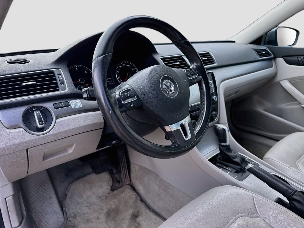 Used 2015 Volkswagen Passat TDI SE FWD image 9
