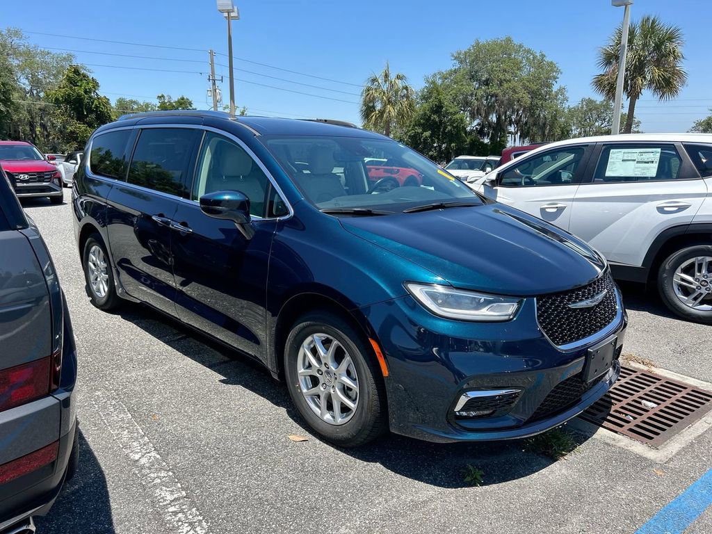 Used 2021 Chrysler Pacifica Touring-L w/ Uconnect Theater Family Group FWD image 6