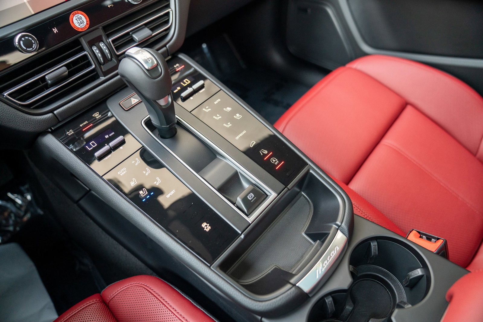 Certified 2025 Porsche Macan AWD/4WD image 19