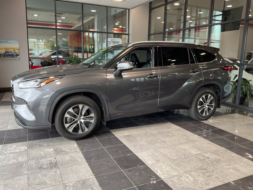 Used 2022 Toyota Highlander XLE AWD/4WD image 3