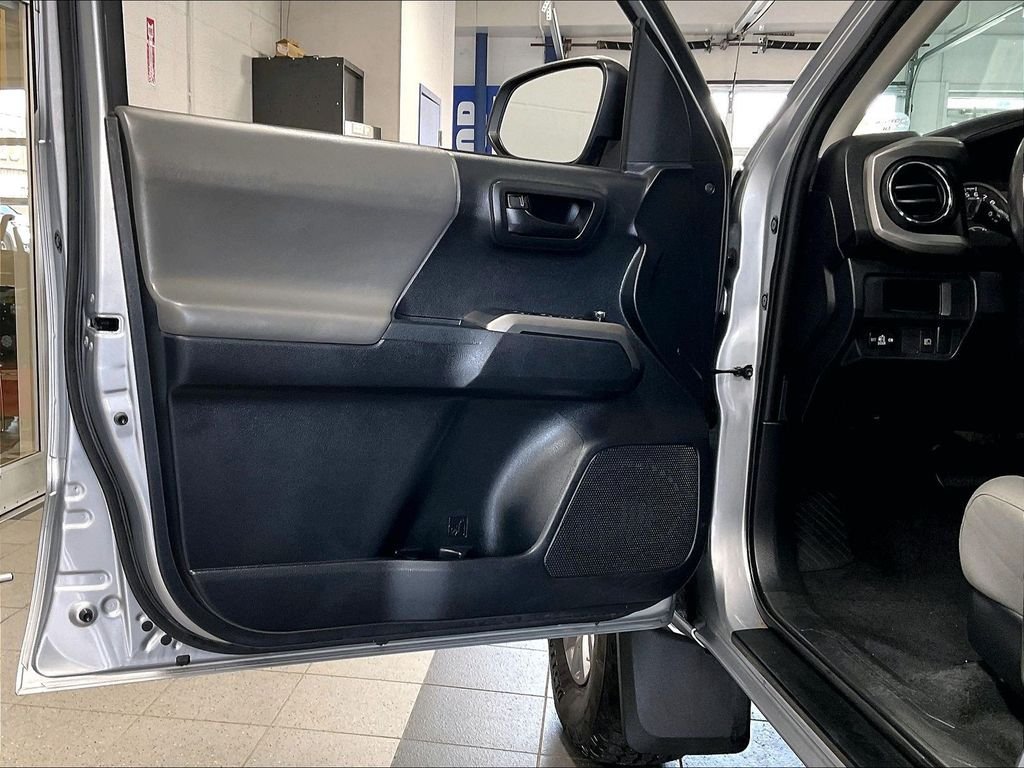 Used 2018 Toyota Tacoma SR5 AWD/4WD image 9