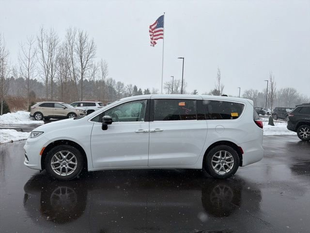 Used 2024 Chrysler Pacifica Touring-L image 2