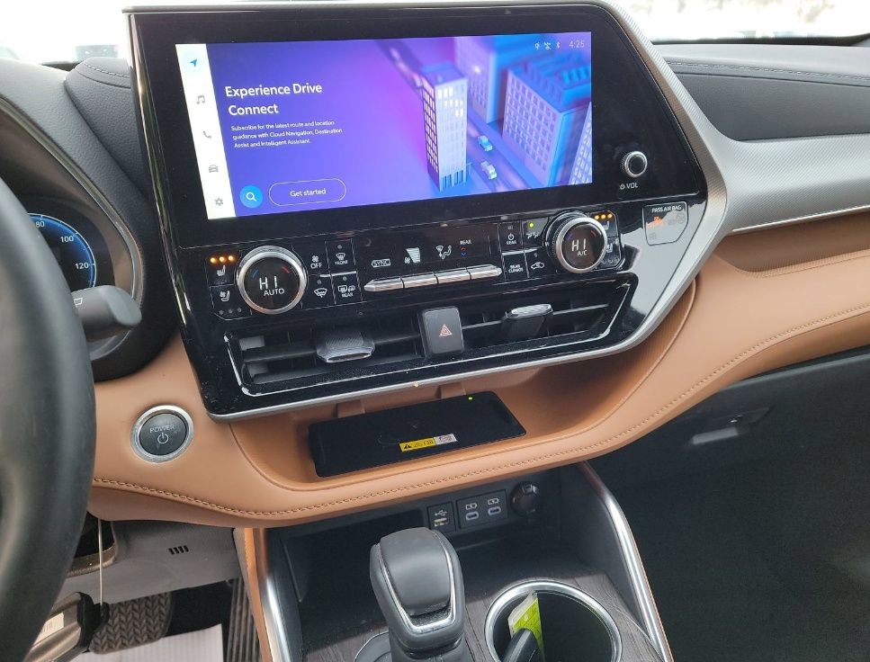 Used 2025 Toyota Highlander Platinum image 4