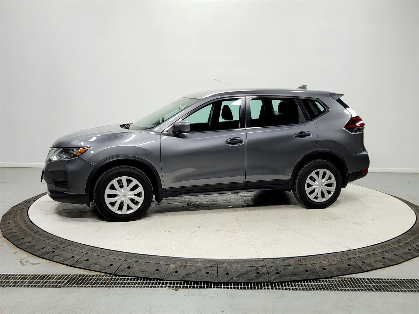 Used 2018 Nissan Rogue S image 4