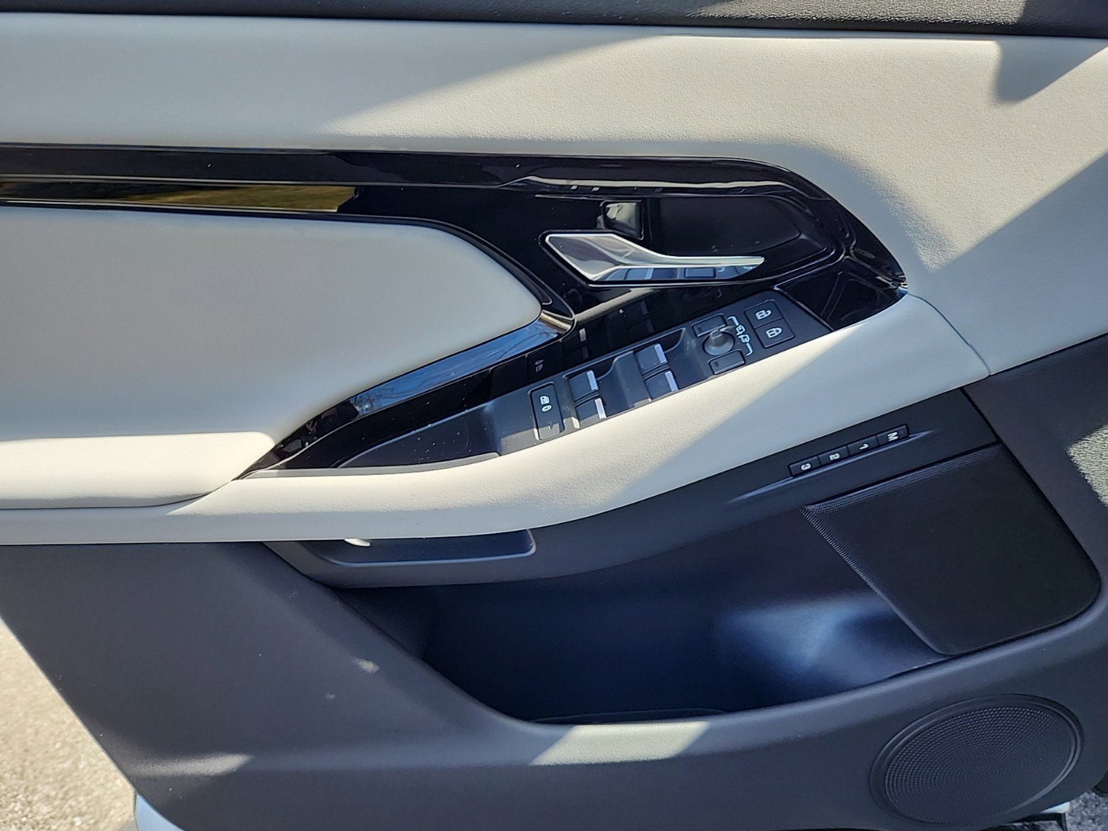 Certified 2026 Land Rover Range Rover Evoque S image 23