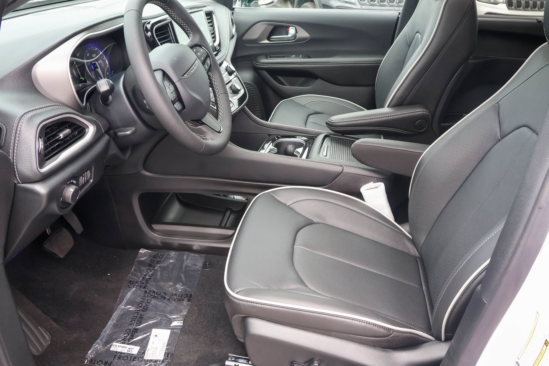 New 2027 Chrysler Pacifica Limited AWD/4WD image 4