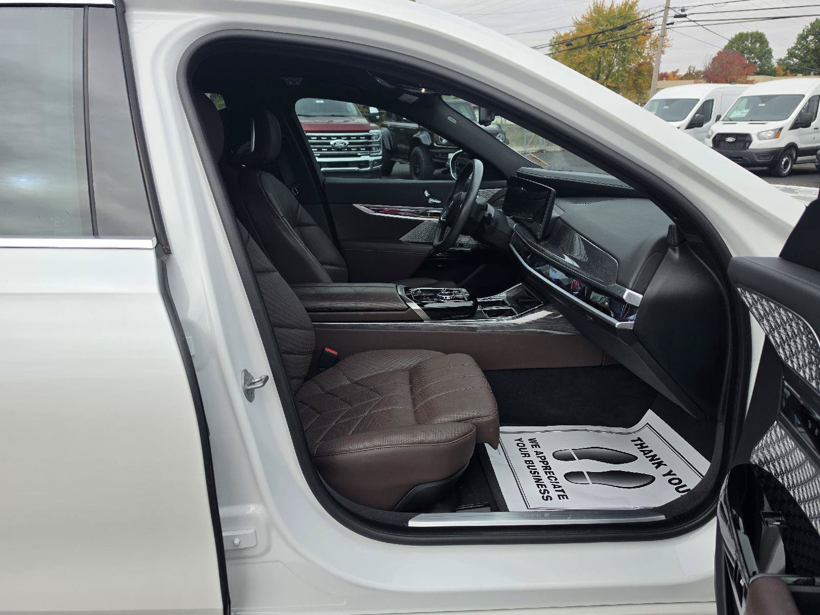 Used 2023 BMW i7 xDrive60 w/ Executive Package 2 AWD/4WD image 7