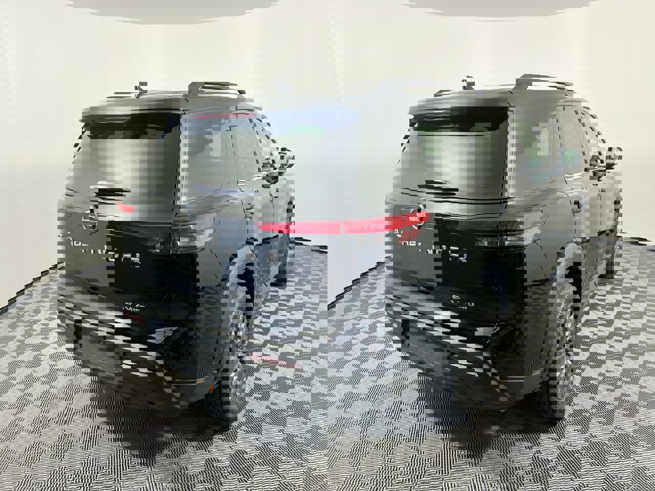 Used 2024 Nissan Pathfinder SV image 3